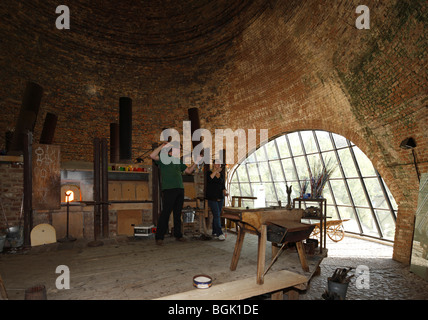 Petershagen-Oven, Glashütte Gernheim, LWL-Industriemuseum, Glasturm von innen und mit Glasofen Glasbläser Banque D'Images