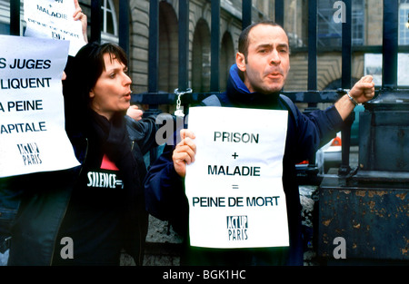 Paris, France - les militants du SIDA d'ACT Up-Paris, menottés, protestant pour la libération anticipée de H.I.V. Prisonniers positifs, volontaires en Europe, slogans de justice sociale, affiche d'acte Banque D'Images