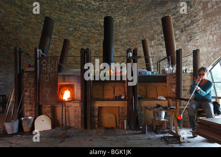 Petershagen-Oven, Glashütte Gernheim, LWL-Industriemuseum, Glasturm von innen und mit Glasofen Glasbläser Banque D'Images