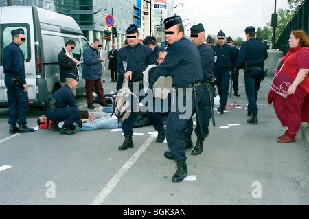 Paris, France, Groupe de personnes, activistes du sida d'ACT UP PARIS arrêtés pour avoir manifesté contre la RÉFORME gouvernementale SECURITE SOCIAL, la communauté gay VIH, la défense de la police anti-émeute, l'action Banque D'Images