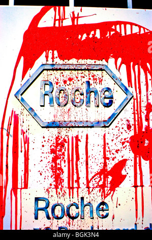 Paris, France - manifestation contre le sida d'ACT Up Paris protestant contre Pharmaceutical Corporation, Roche Drugs, Bloody Sign, manifestations de l'industrie pharmaceutique, logo Banque D'Images