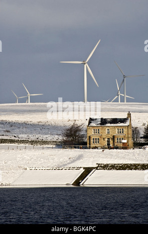 Éoliennes sur Scout Moor, réservoir d'Ashworth et house, hiver, Lancashire, Royaume-Uni. (Mixte des hautes terres du nord utilise) Banque D'Images