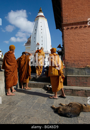 Les moines bouddhistes au Temple de Swayambhunath Kathmandou Népal Asie Banque D'Images