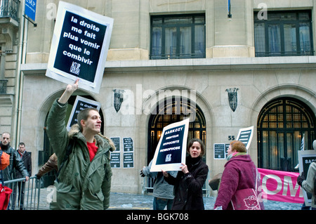 Paris, FRANCE - les militants du groupe SIDA d'ACT Up-Paris manifestent des LGBT contre la discrimination homophobie piquetage avec des panneaux de protestation sur la rue, la marche de protestation des droits civils, l'activisme des aides, affiche d'action Banque D'Images