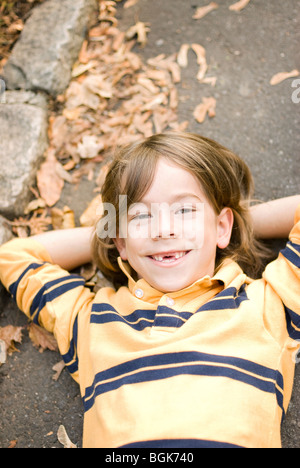 Garçon couché jusqu'à Banque D'Images