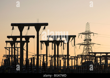 Fairy Lane Power Station Station Électricité silhouetted against a sunset, Mersey Valley, Chorlton Water Park, Manchester, UK Banque D'Images