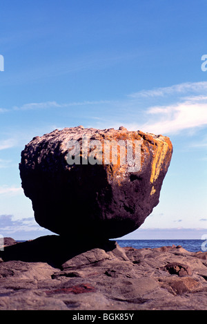 Haida Gwaii (îles de la Reine-Charlotte), le nord de la Colombie-Britannique, British Columbia, Canada - Rock 'balance' près de Skidegate sur l'île Graham Banque D'Images