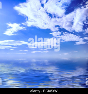 Merveilleux ciel nuageux bleu marin clair comme de l'eau été nature background Banque D'Images