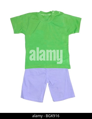 Baby Boy's t-shirt vert et violet short ensemble isolé sur fond blanc Banque D'Images