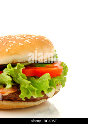 Big hamburger appétissant avec légumes close-up malbouffe isolé sur fond blanc Vue de côté Banque D'Images