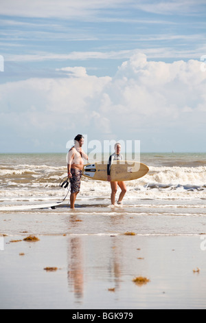 Jetty Park Cap Canaveral, Floride - Nov 2008 - l'homme et de la femme de marcher dans le parc de la jetée à Cap Canaveral, Floride, USA Banque D'Images