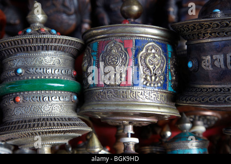 Roues de prière à vendre à Durbar Katmandou Népal Asie Banque D'Images