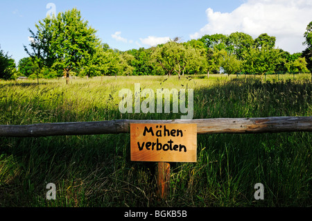 Inscrivez-aehen "verboten", pas de tonte, paysage dans les jardins du palais de Basedow Schloss château, conçu par l'architecte Peter Josep Banque D'Images