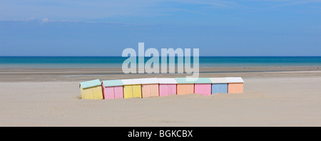 Rangée de cabines de plage colorées dans des tons pastel le long de la mer du Nord à Berck, la Côte d'Opale, Pas-de-Calais, France Banque D'Images
