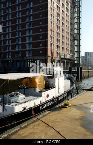 Maison de retraite Augustinum, navires historiques dans le port musée, Neumuehlen Oevelgoenne pier dans le port d'Hambourg, l'Elbe Banque D'Images