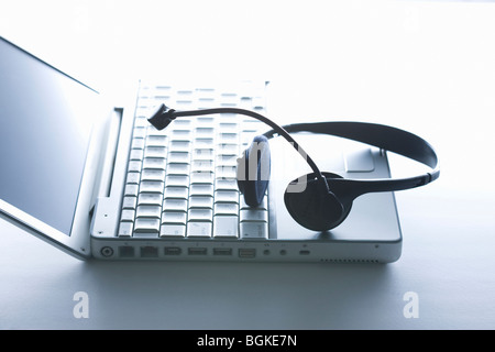 Casque et un ordinateur portable Banque D'Images
