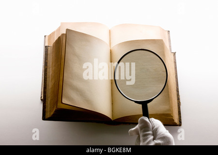 Loupe et livre ancien Banque D'Images