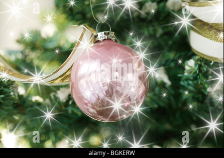 Close-up of baubles dans un arbre de Noël Banque D'Images
