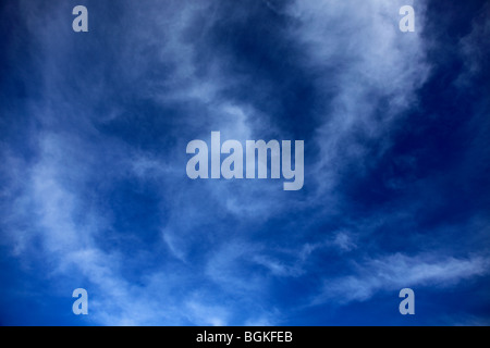 Cirrus Fibratus nuages dans le bleu profond du ciel polarisé Banque D'Images