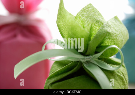 Petites boîtes cadeau enveloppé dans du papier de soie Banque D'Images