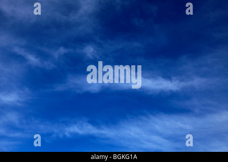 Cirrus Fibratus nuages dans le bleu profond du ciel polarisé Banque D'Images