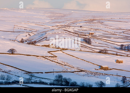 La neige recouvre les collines, les murs et au-dessus de granges Appletreewick dans la région de Wharfedale, Yorkshire Dales Banque D'Images