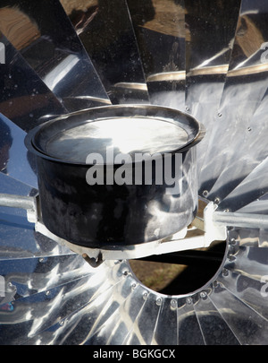 Pan d'eau sur un chauffe-eau solaire Himalaya Népal Asie Banque D'Images