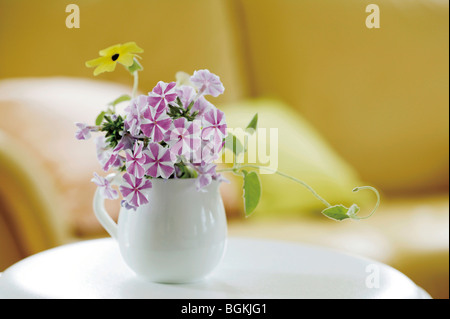 Fleurs dans un vase Banque D'Images