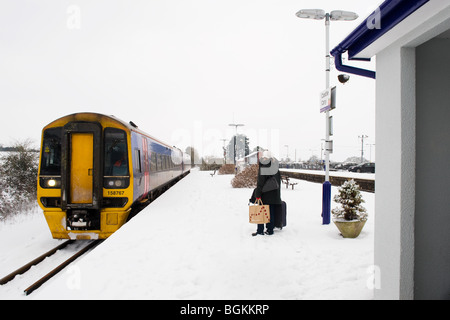 Train local à Castle Cary Gare, Somerset, Angleterre pendant la chute de neige de janvier 2010 Banque D'Images