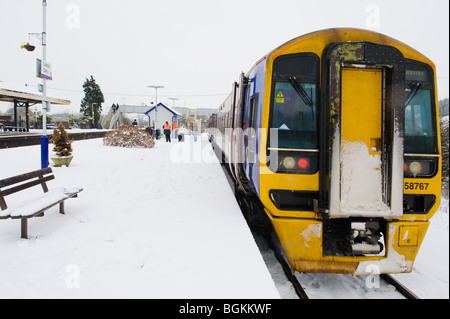 Train local à Castle Cary Gare, Somerset, Angleterre pendant la chute de neige de janvier 2010 Banque D'Images