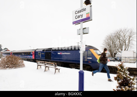 Train local à Castle Cary Gare, Somerset, Angleterre pendant la chute de neige de janvier 2010 Banque D'Images