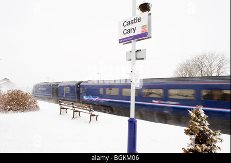 Train local à Castle Cary Gare, Somerset, Angleterre pendant la chute de neige de janvier 2010 Banque D'Images