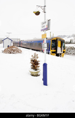 Train local à Castle Cary Gare, Somerset, Angleterre pendant la chute de neige de janvier 2010 Banque D'Images