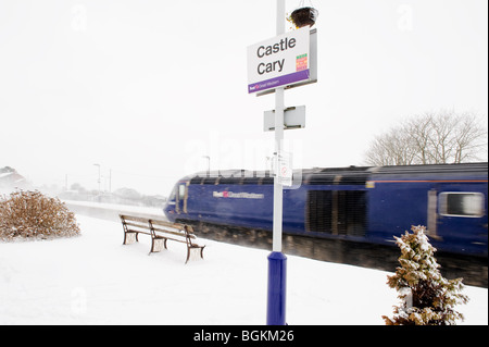 Train local à Castle Cary Gare, Somerset, Angleterre pendant la chute de neige de janvier 2010 Banque D'Images