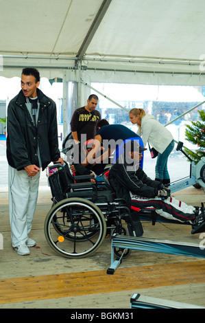 Paris, FRANCE - les athlètes handicapés français enseignent aux enfants en classe à la Journée sportive scolaire, aux écoles, à la salle de sport, aux besoins spéciaux exercice HANDICAPÉ À PARIS Banque D'Images