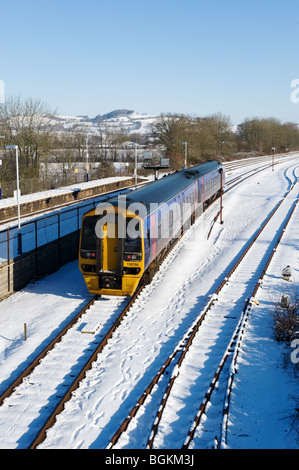 Train local à Castle Cary Gare, Somerset, Angleterre pendant la chute de neige de janvier 2010 Banque D'Images