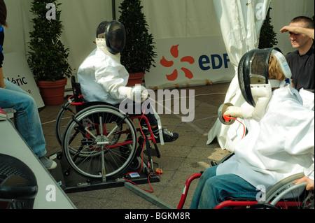 Paris, FRANCE - Français sportifs handicapés instructeur d'enseignement du sport aux enfants en classe d'escrime. Journée des sports scolaires Banque D'Images