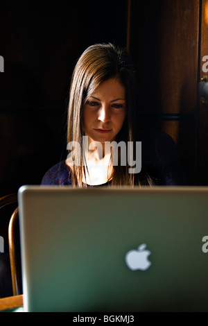 Fille à l'ordinateur portable, Milan, Italie Banque D'Images