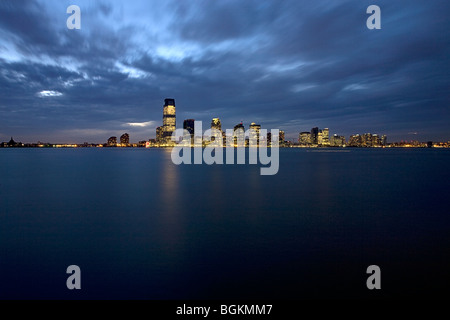 Photographie de nuit de la ville de Hoboken, New Jersey, de New York City Skyline Banque D'Images