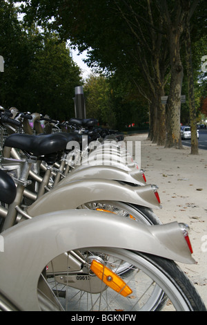 Des vélos électriques dans une rangée Banque D'Images