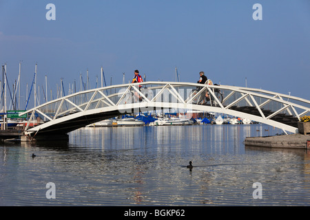 Les cyclistes sur un pont, la rouille marina, le lac de Neusiedl, Burgenland, Autriche, Europe Banque D'Images