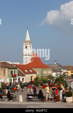 Place de la mairie et l'église catholique, la rouille sur le lac de Neusiedl, Burgenland, Autriche, Europe Banque D'Images