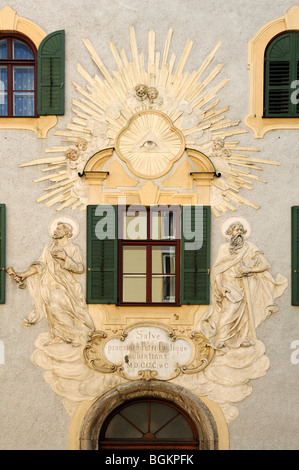 Christian relief sur le bureau de la paroisse au Heilig Kreuz, l'église Sainte-Croix, de Giesing, Gietlstrasse 2, Munich, Giesing, B Banque D'Images