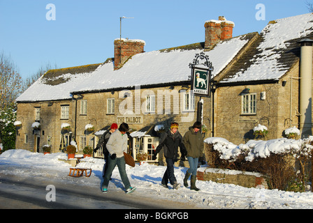 L'Oxfordshire, UK. Le talbot public house à Swinford, Eynsham. 2010. Banque D'Images