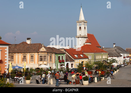 Place de la mairie et l'église catholique, la rouille sur le lac de Neusiedl, Burgenland, Autriche, Europe Banque D'Images