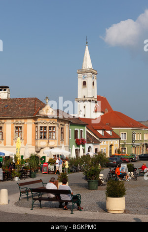 Place de la mairie et l'église catholique, la rouille sur le lac de Neusiedl, Burgenland, Autriche, Europe Banque D'Images