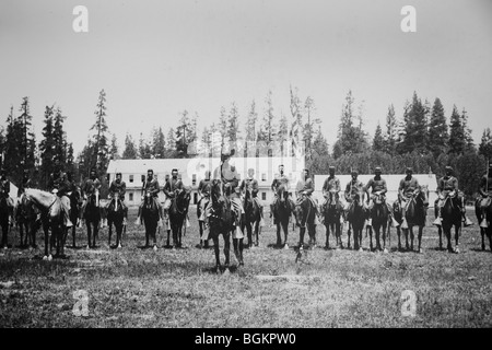 Photographie historique des soldats du fort Klamath à cheval où quatre dirigeants indiens Modoc, dont le capitaine Jack, ont été accrochés en 1873, en Oregon Banque D'Images