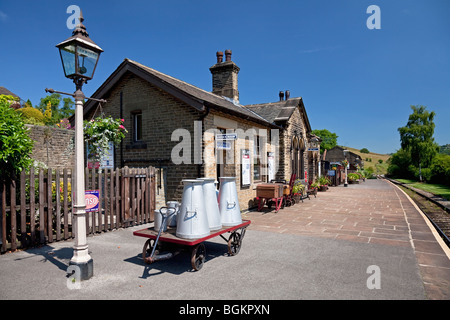 Gare d'Oakworth sur le chemin de fer à vapeur conservé Keighley & Worth Valley, Oakworth, West Yorkshire, Angleterre, Royaume-Uni Banque D'Images