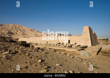 Médinet Habou, temple funéraire de Ramsès III, rive ouest du Nil, Louxor, Egypte Banque D'Images