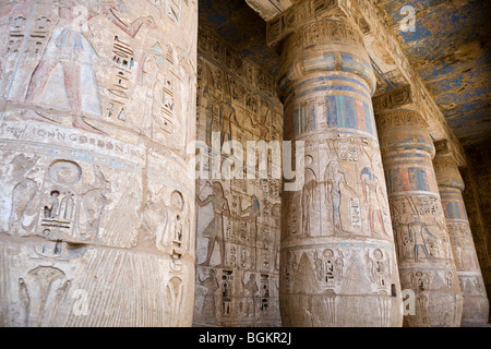 Portique de la deuxième cour de Médinet Habou, temple funéraire de Ramsès III, rive ouest du Nil, Louxor, Egypte Banque D'Images